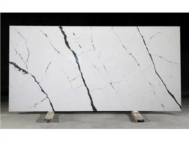 Kvarts steinplate som ser ut som hvit calacatta marmor