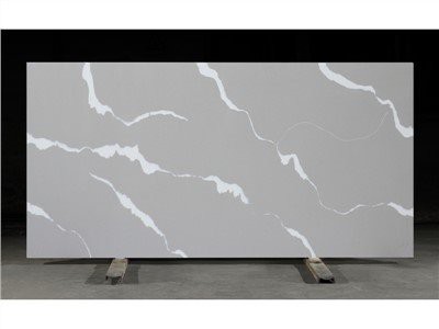 Kvartsstein som ser ut som Calacatta -marmor