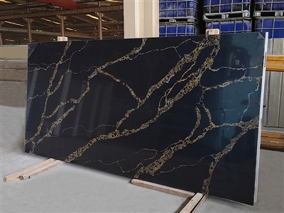 Black Calacatta Quartz med gullårer